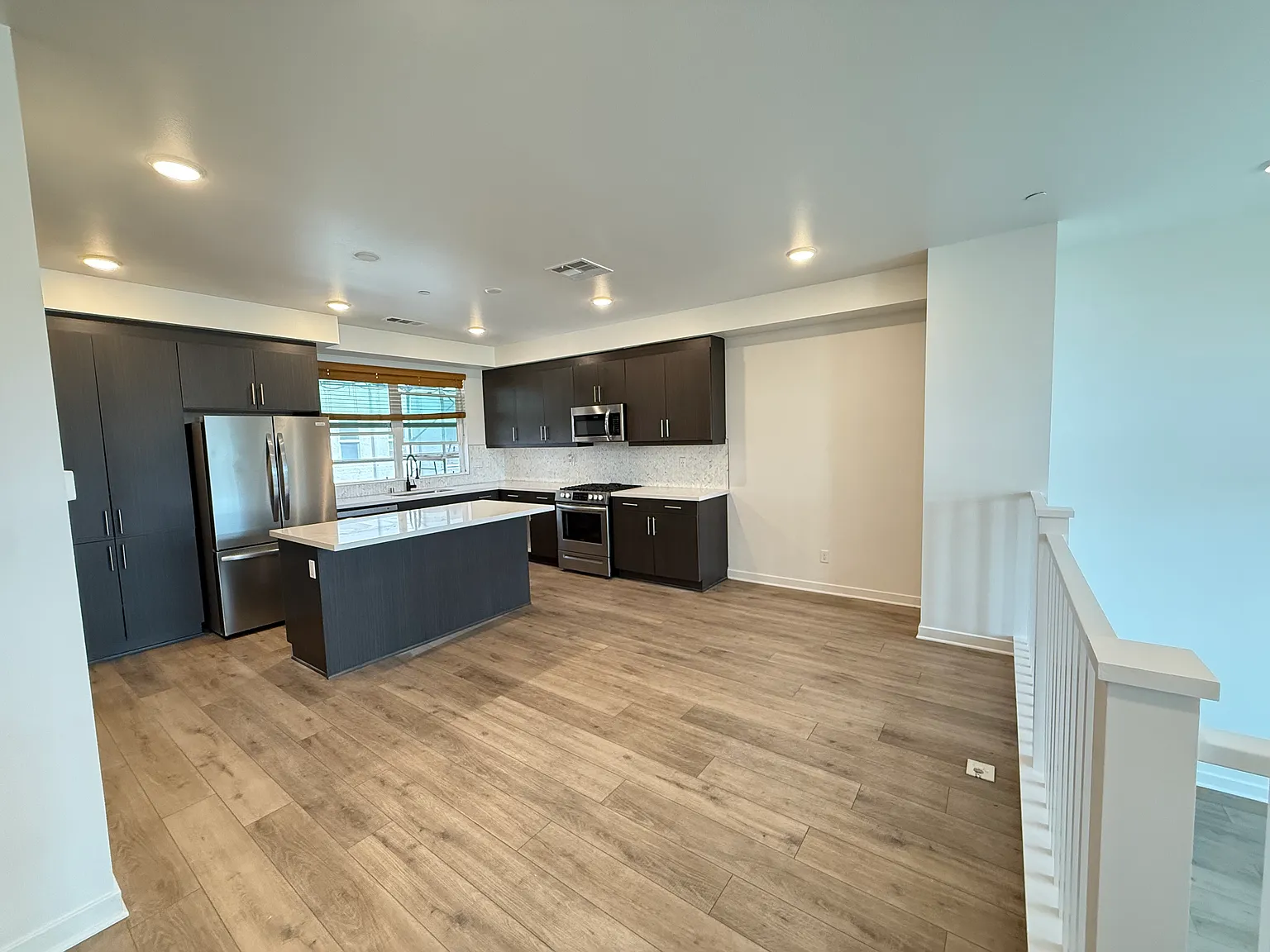 4 bed, 3.5 bath, 1853 sqft, $5,300 — Photo 2