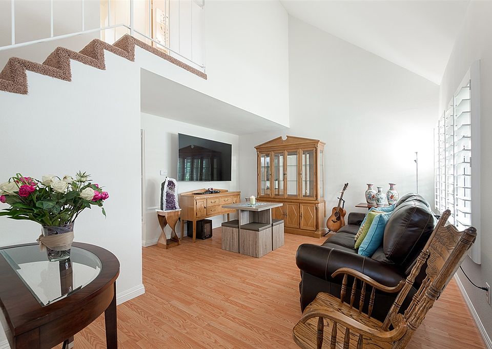 1st image of 5023 La Cuenta Dr