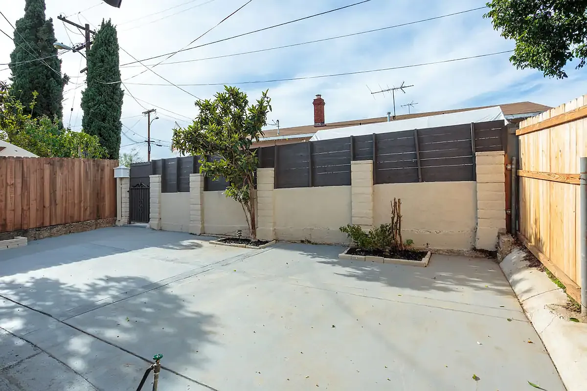 489 Nassau Ct — Photo 3