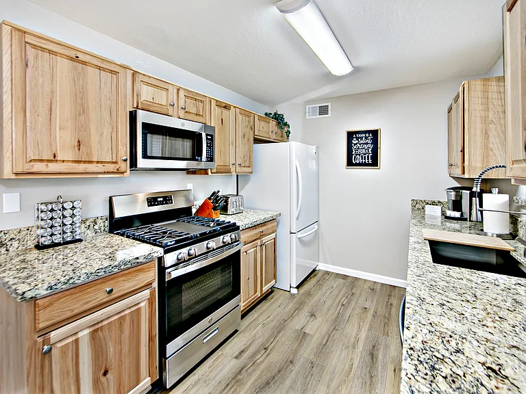 1608 W Thumb Butte Rd — Photo 2