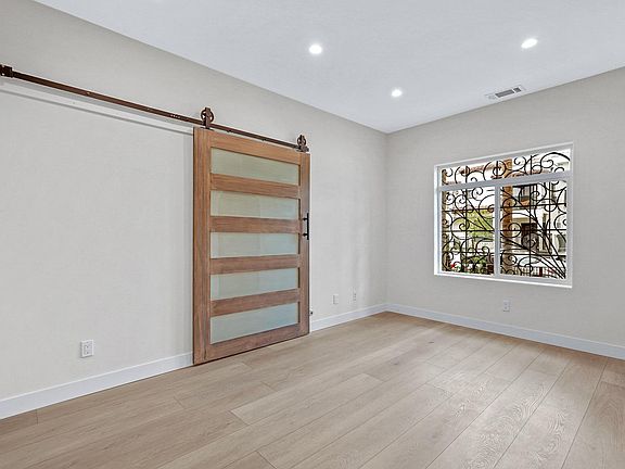 5th image of 916 Hilldale Ave