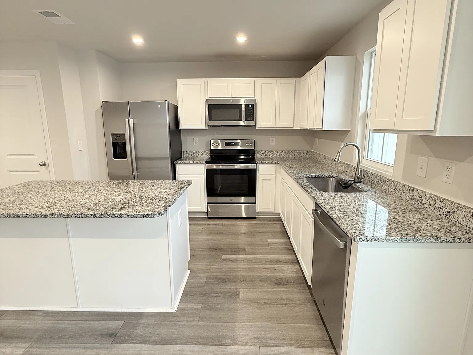 400 El Camino Drive - Unit B - . — Photo 4
