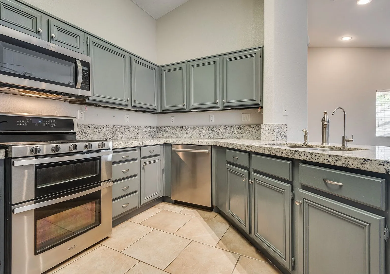 Single story 4 bed, 2 Bath with open floorplan — Photo 2