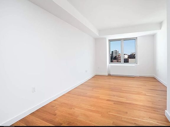 4th image of 31-43 Vernon Blvd #806