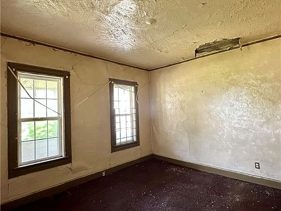 4th image of 9522 Carton Ave
