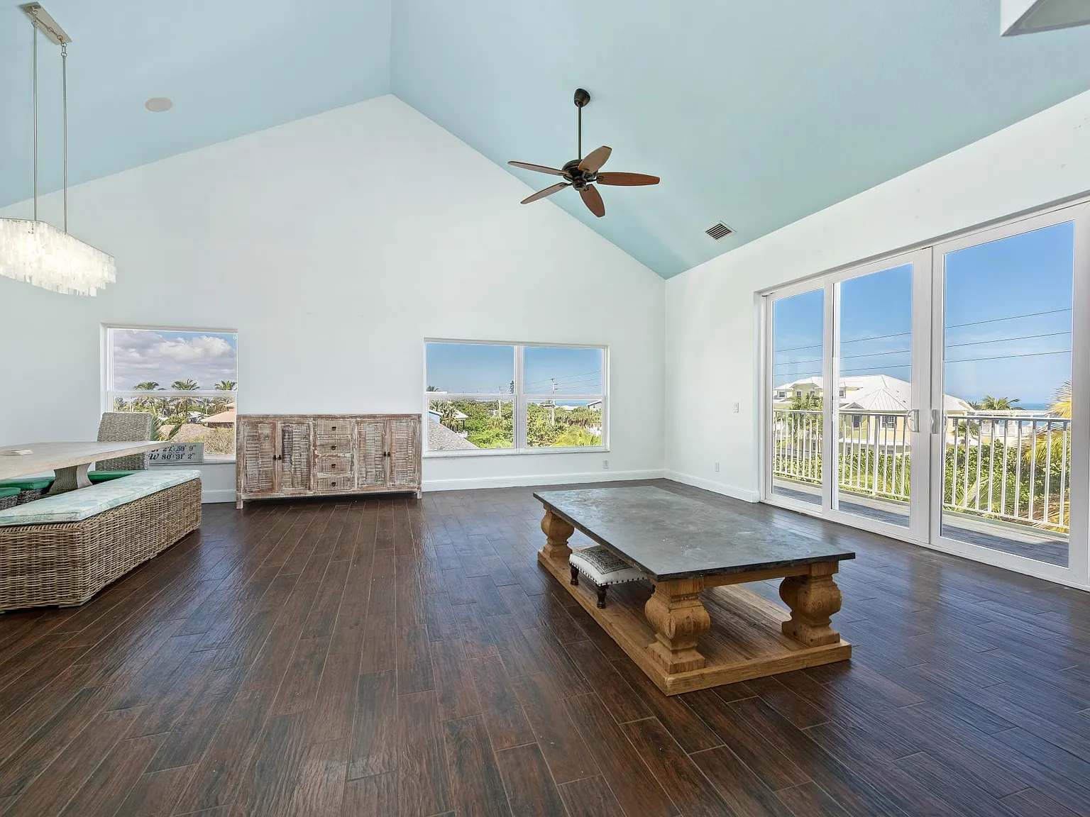 3 bed, 2500 sqft, $3,950 — Photo 2