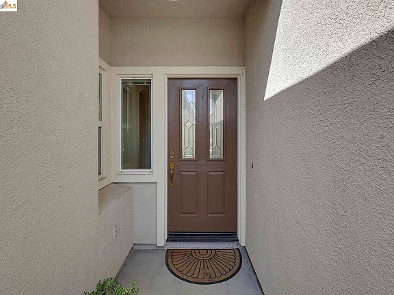 4th image of 923 Centennial Dr