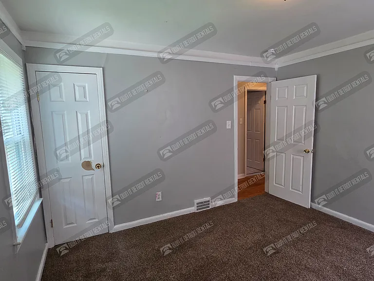 20252 Roscommon St — Photo 13
