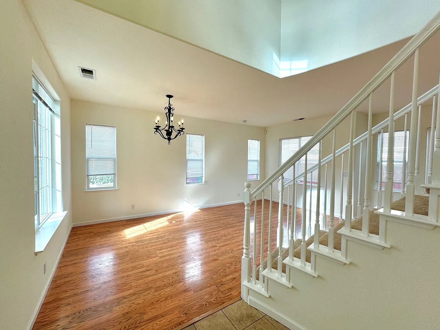 4 bed, 2.5 bath, 1708 sqft, $4,000 — Photo 3