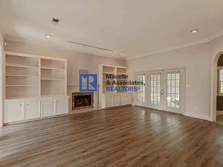 1046 Newland St — Photo 9