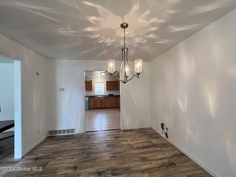 5th image of 313 Chiswell Road