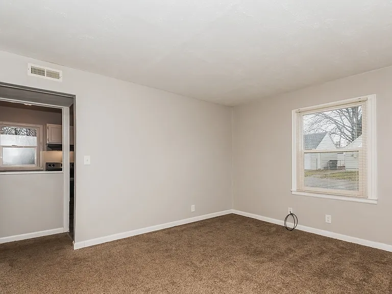 1605413_019_living_room_13438790.jpg