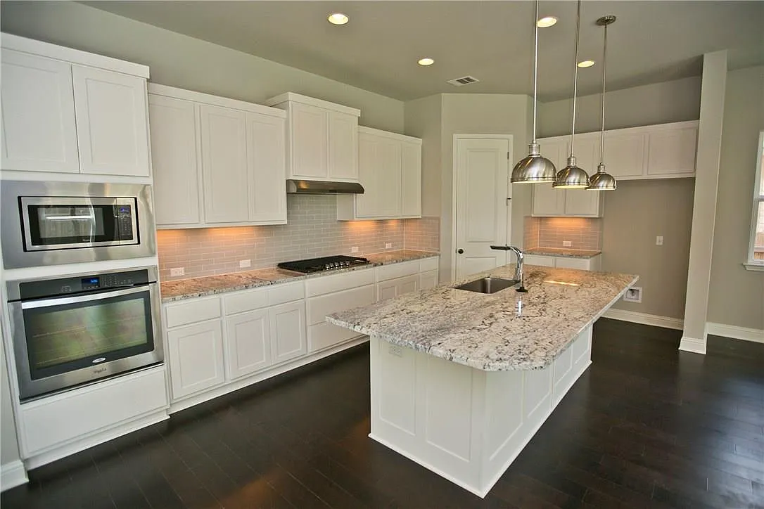 4 bed, 3.0 bath, 2500 sqft, $3,595 — Photo 3