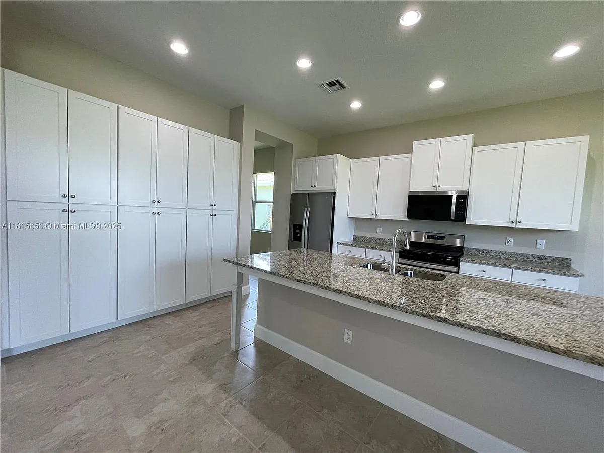 Building Photo - 15180 Wildwood Cir #0
