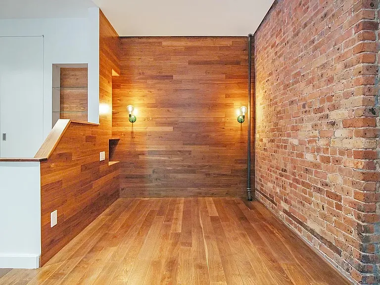 276 E 10th St #B — Photo 2