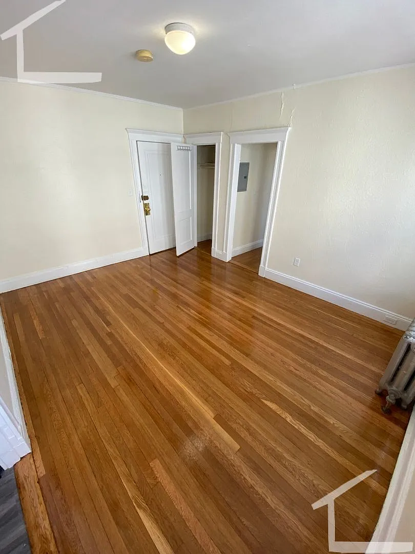 9/1 No Fee! Renovated 1BR in Fenway elevator building — Photo 4