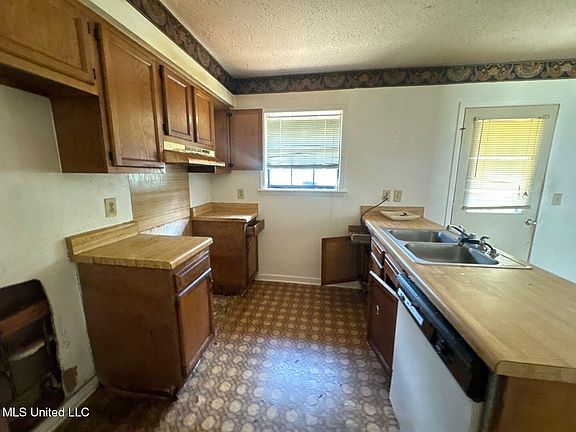 2nd image of 1720 Brookhollow Cir