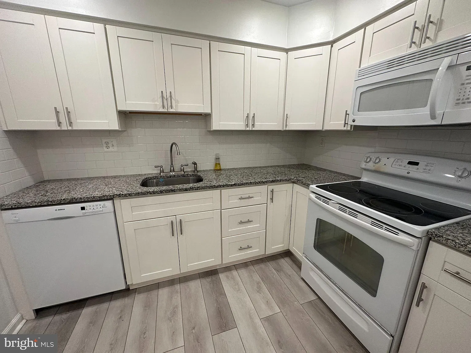 3 bed, 3.5 bath, 1577 sqft, $2,900 — Photo 2