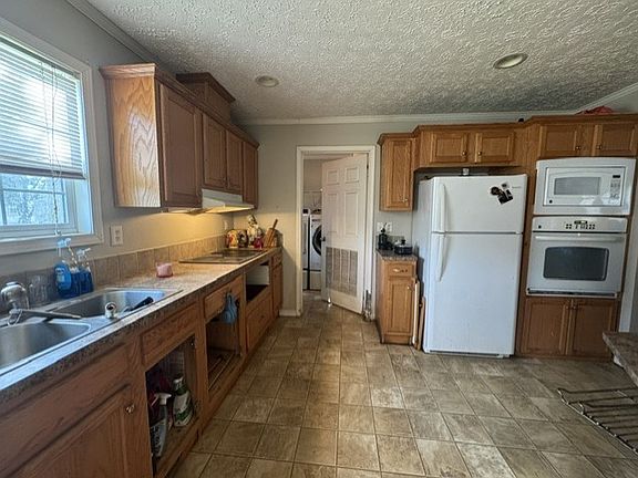 4th image of 448 Lark St #448