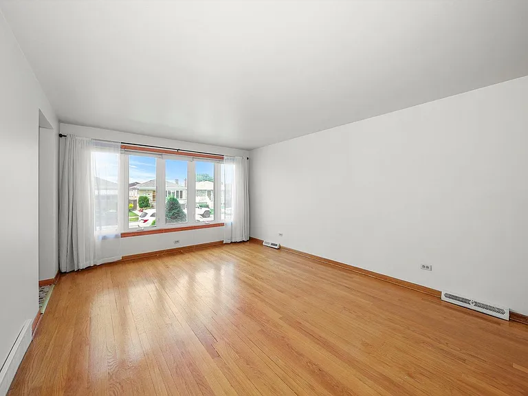 6023 S Parkside Ave — Photo 2