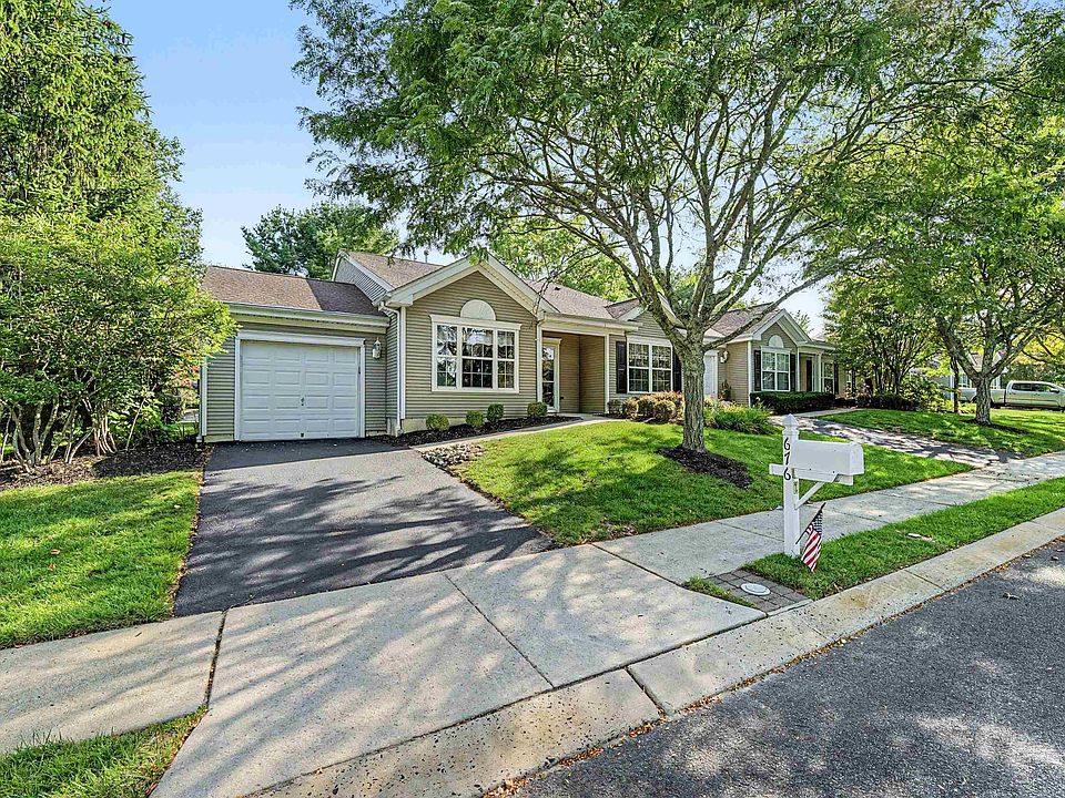 1st image of 676 E Chancery Ln #676
