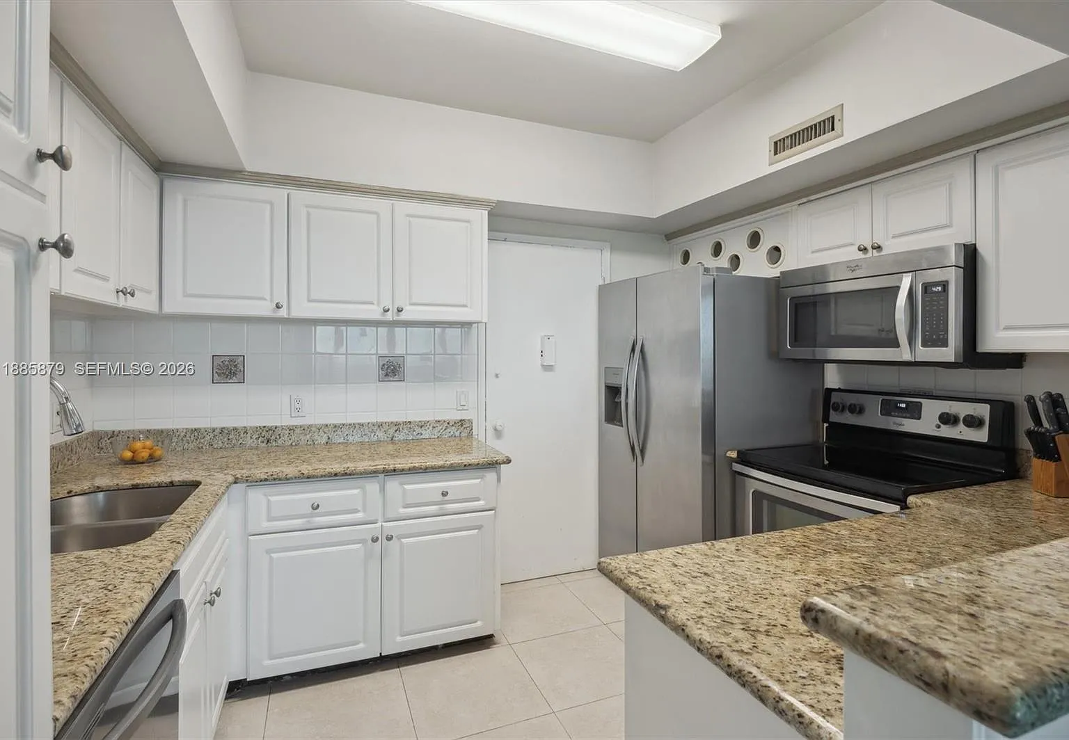 Alexander Towers Condo — Photo 2