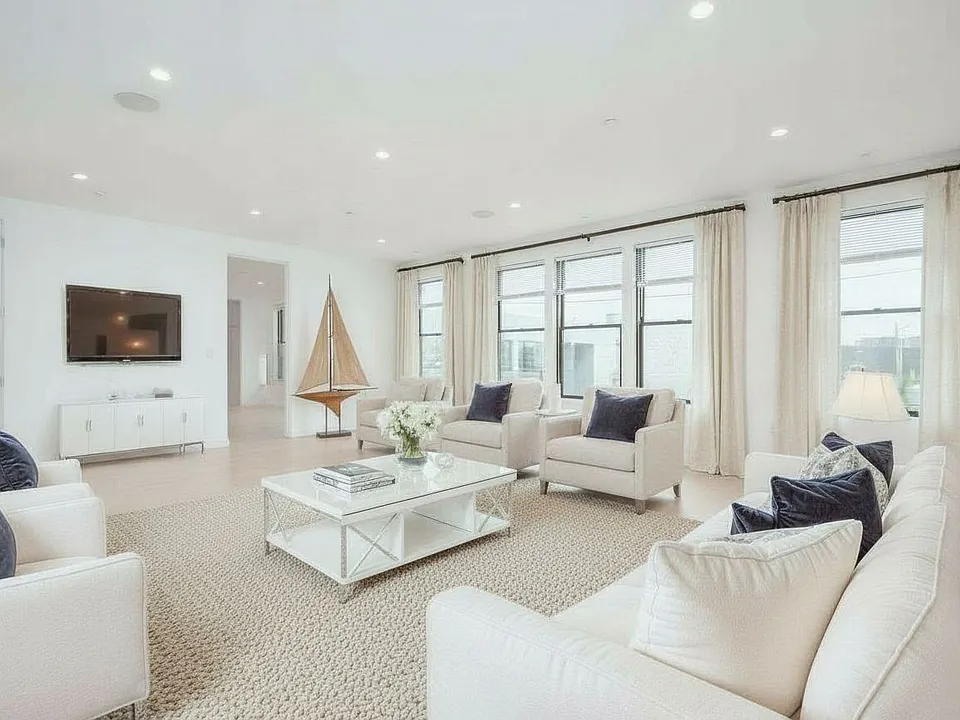 340 W 2nd St #9