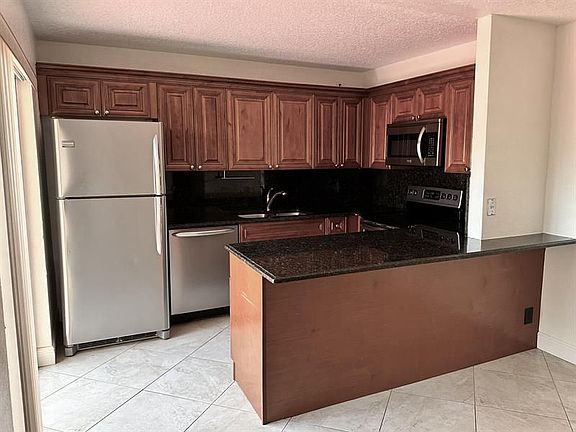 4th image of 165 Lake Arbor Dr