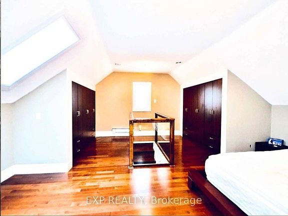5th image of 137 Queen St S