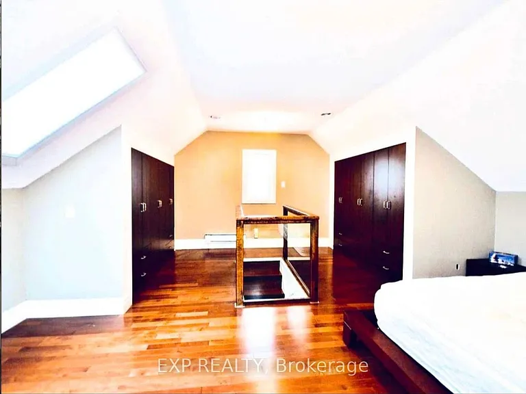 137 Queen St S — Photo 5