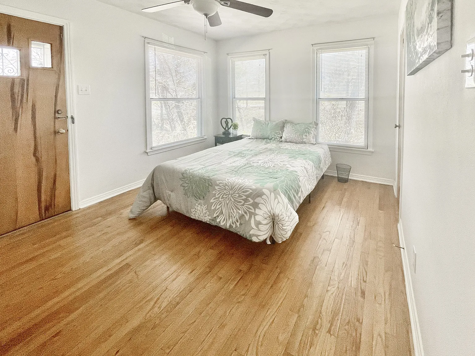 4 bed, 3.0 bath, 2200 sqft, $936 — Photo 1