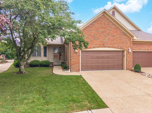 2 Spruce Ct, Bloomington, IL 61704