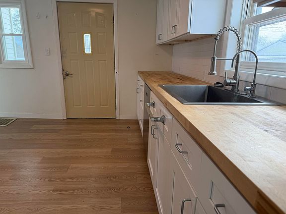 3rd image of 208 1st St