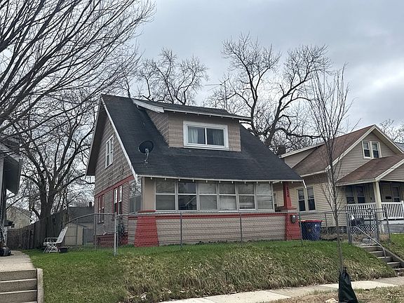 3rd image of 834 Adams St SE