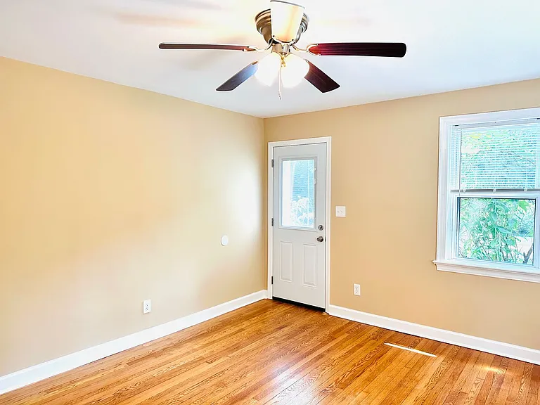 907 Hudson Ave — Photo 2