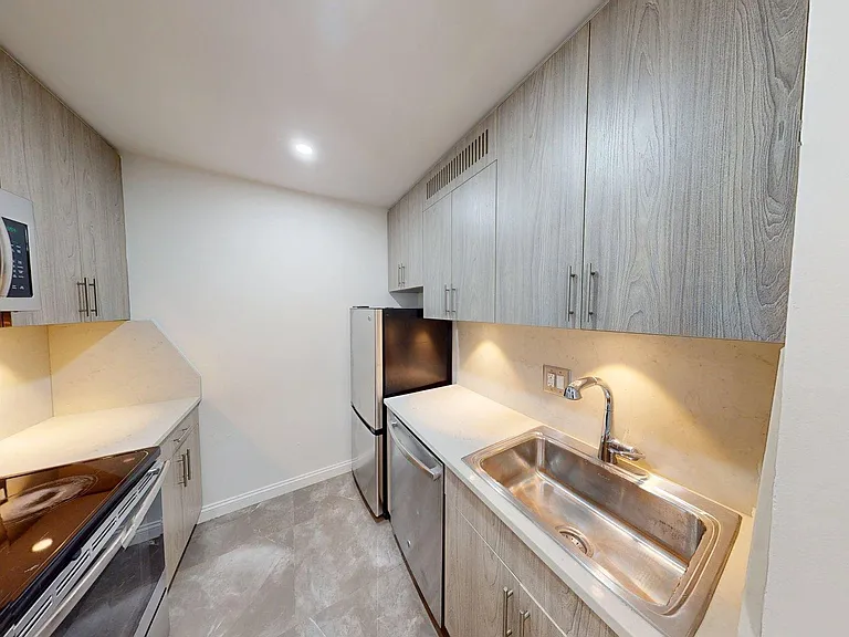 433 W 43rd St #5D — Photo 6