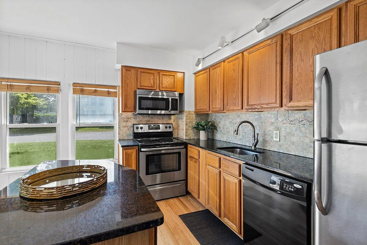 1 bed, 1250 sqft, $1,650 — Photo 2