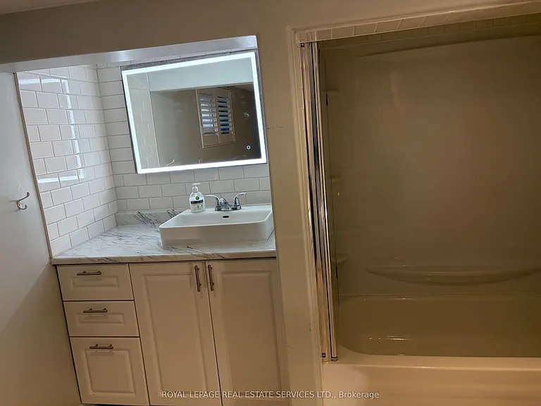6 Sussex Ave — Photo 15
