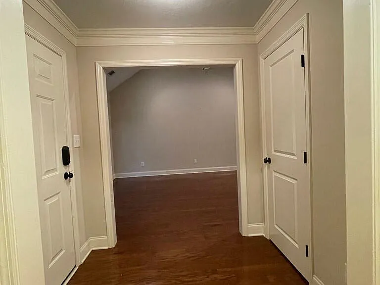 1028 Barrett Dr — Photo 3