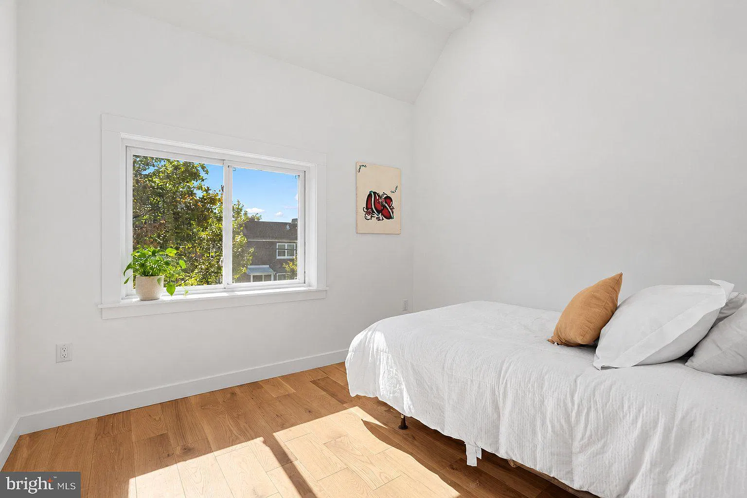 3 bed, 2.0 bath, 1200 sqft, $3,200 — Photo 3