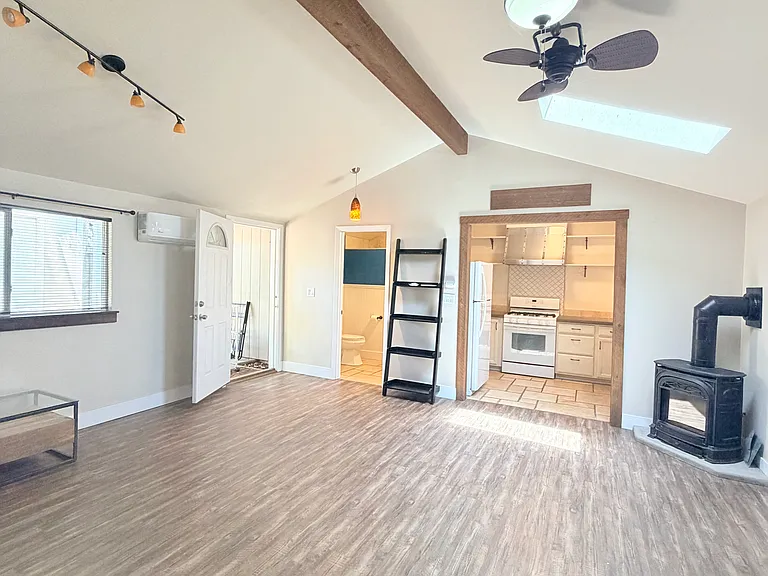 208 Circuit Dr #1 — Photo 3