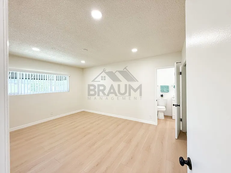 13129 OXNARD ST. — Photo 20