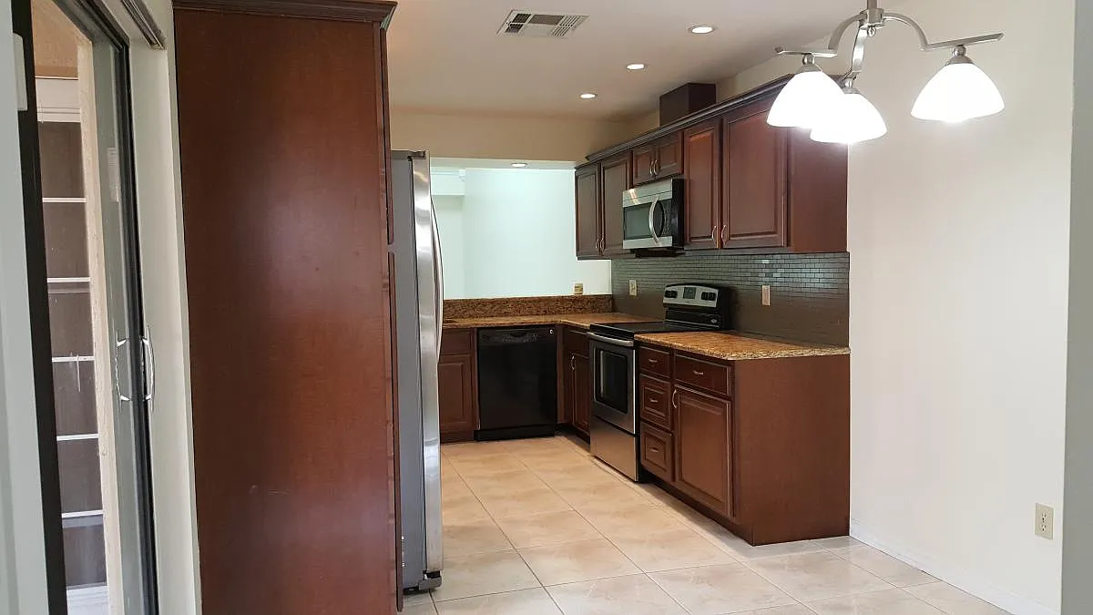 3 bed, 2.5 bath, 1745 sqft, $3,000 — Photo 2