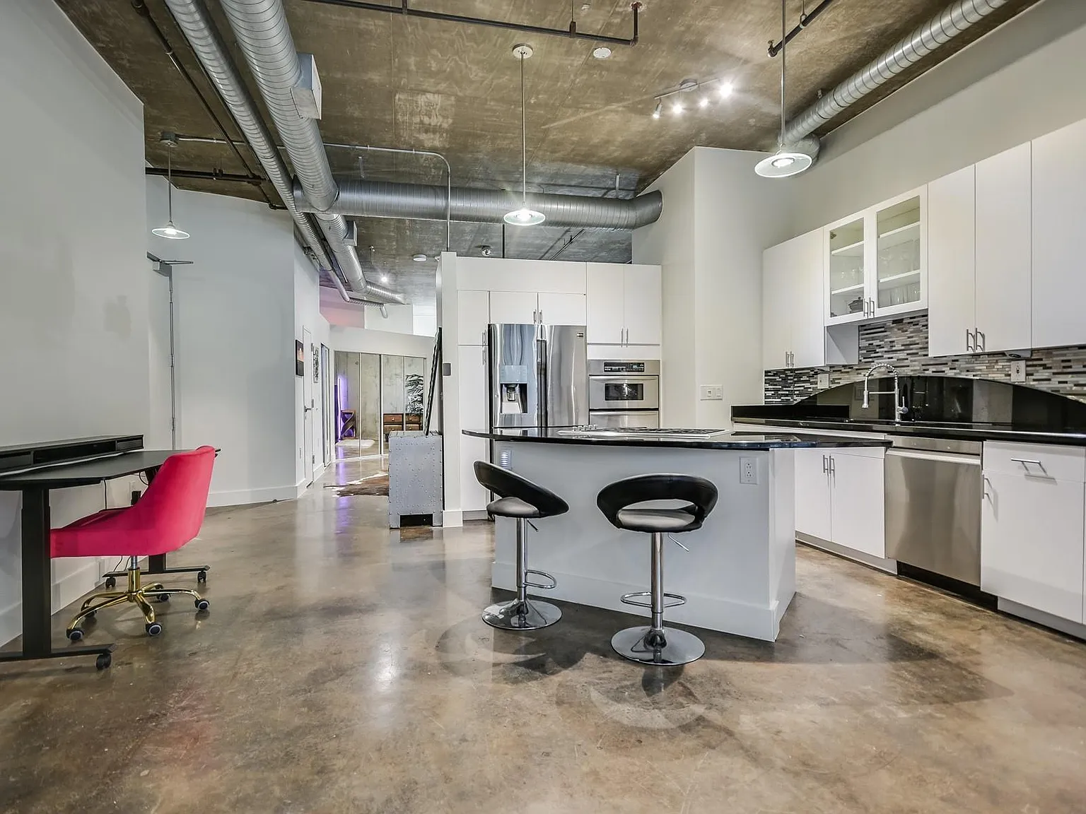 1 bed, 1.5 bath, 1243 sqft, $3,900 — Photo 2
