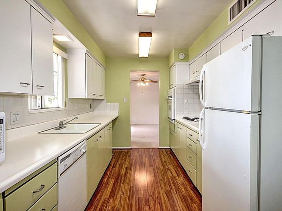 5th image of 330 W Maryland Ave #412