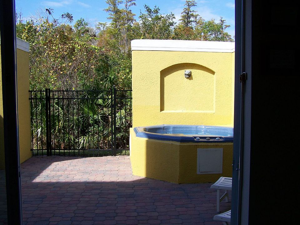 rear patio area w/ spa tub