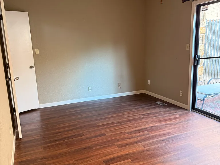 1563 Riverside Dr — Photo 5