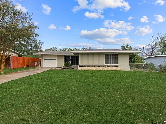 3rd image of 447 Sandalwood Ln
