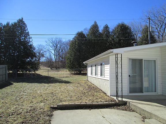 3rd image of 1711 Carriage Hill Dr