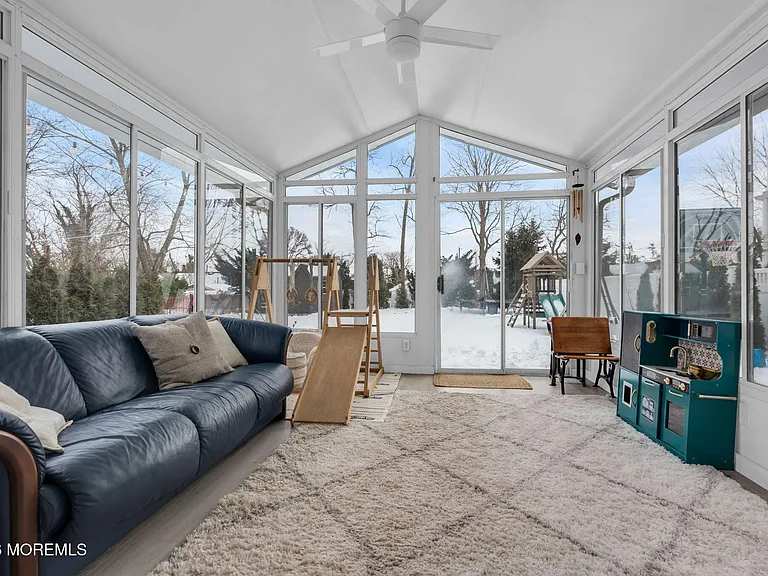 555 Ocean Rd — Photo 15
